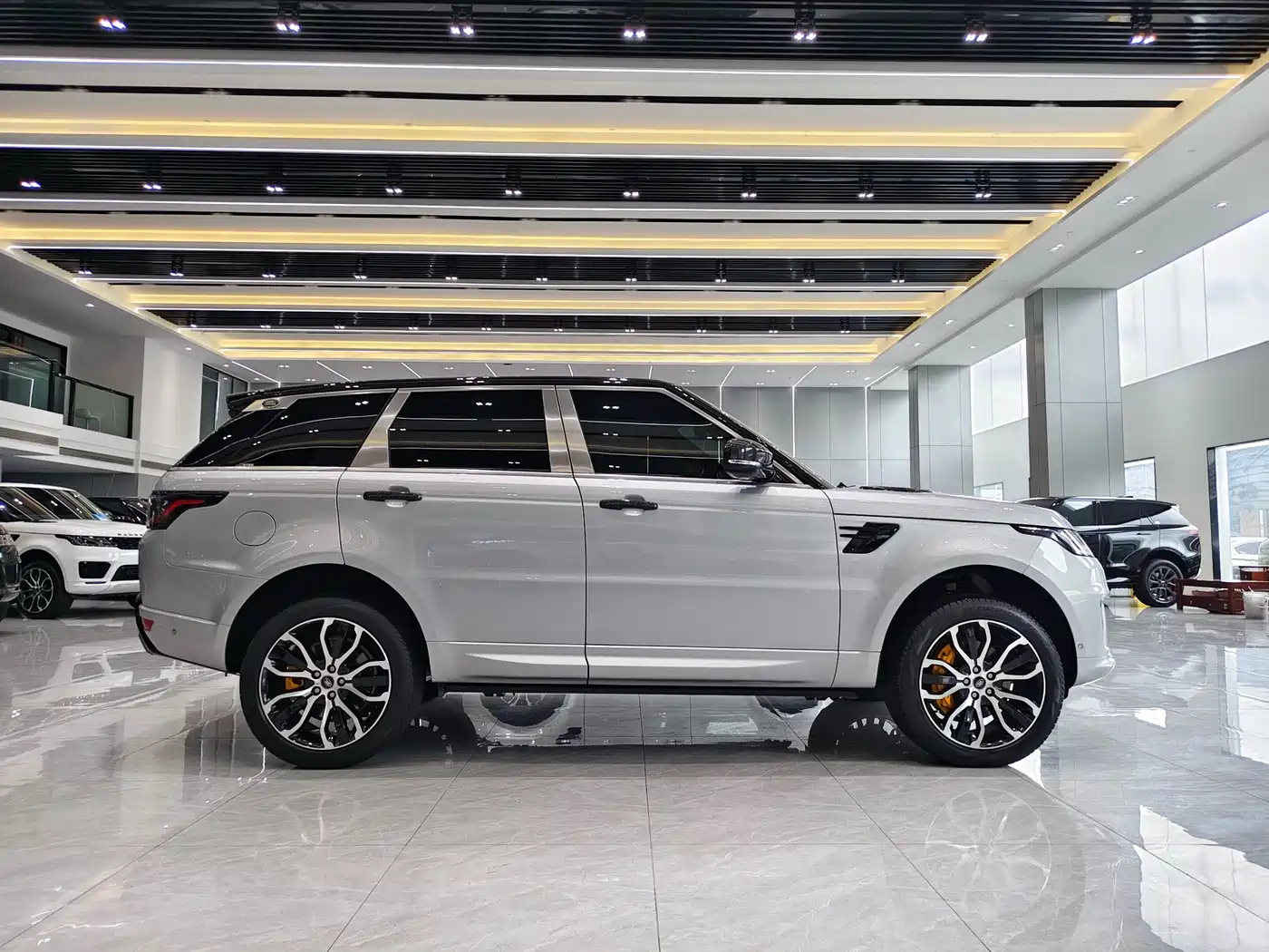 Land Rover Range Rover Sport 2022 3.0 L6 Gloss Black Edition фото 23