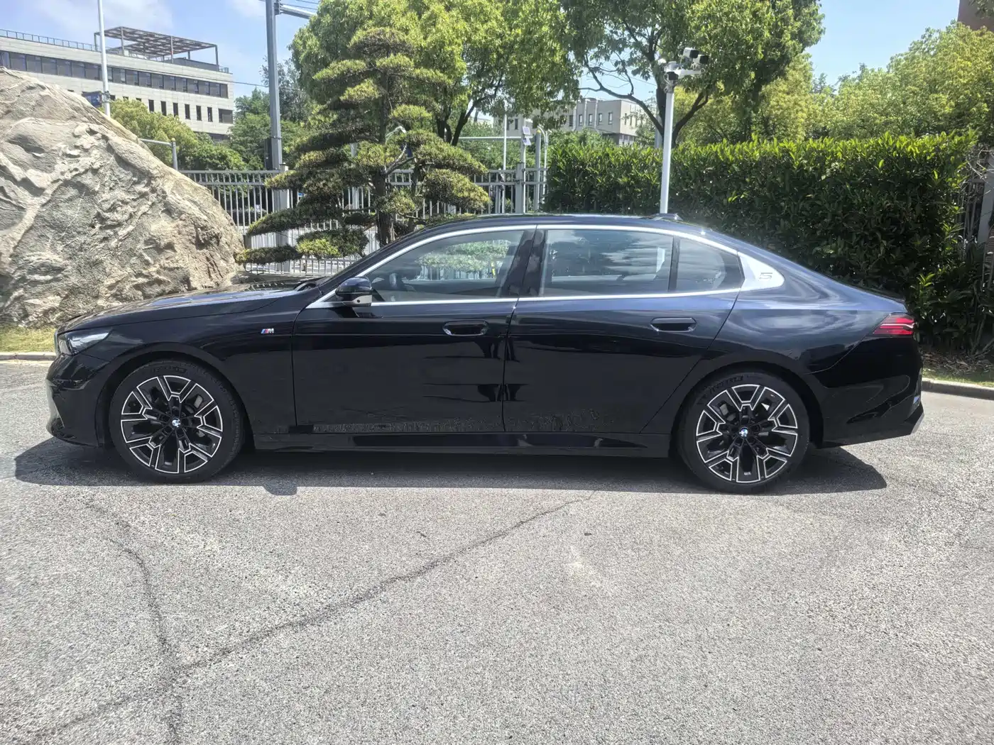 BMW 5 Series 2026 530Li Exclusive M Sport Package фото 3