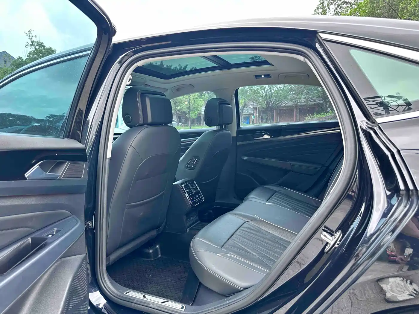 Volkswagen Passat 2023 330TSI Starlight Luxury Edition фото 6