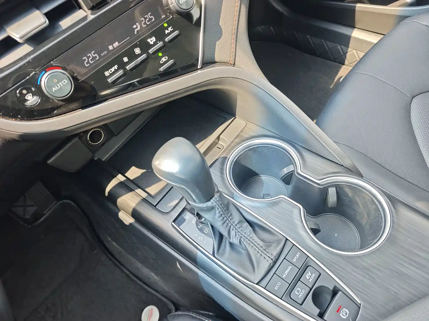 Фото 12 - Toyota Camry
