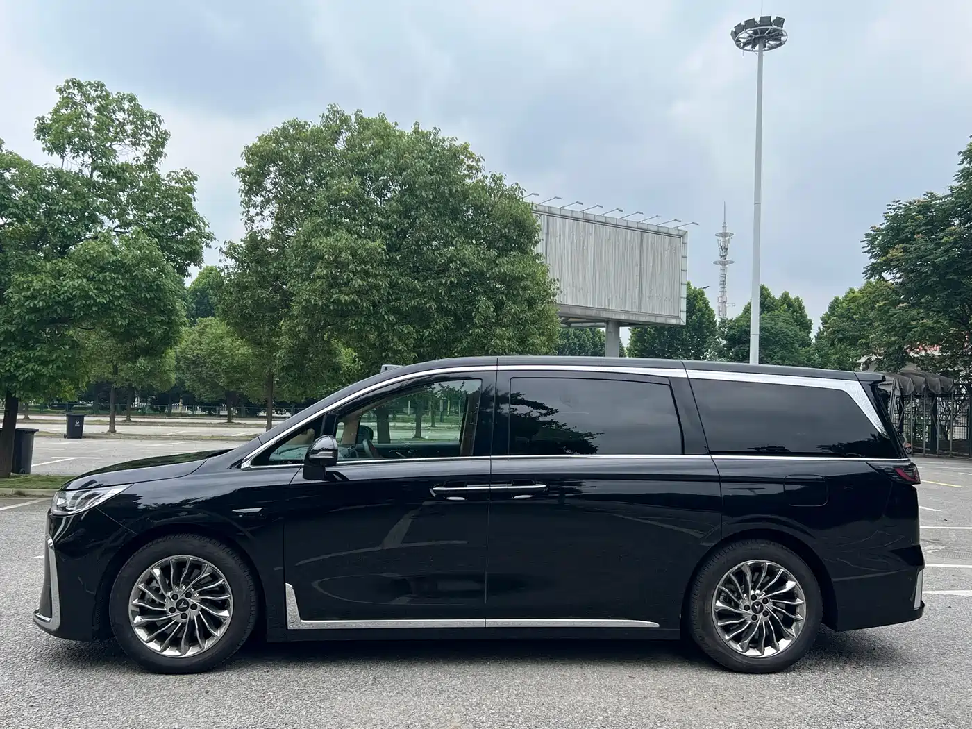 Voyah Auto Voyah Dreamer 2025 PHEV AWD Flagship Qian Kun Edition фото 9