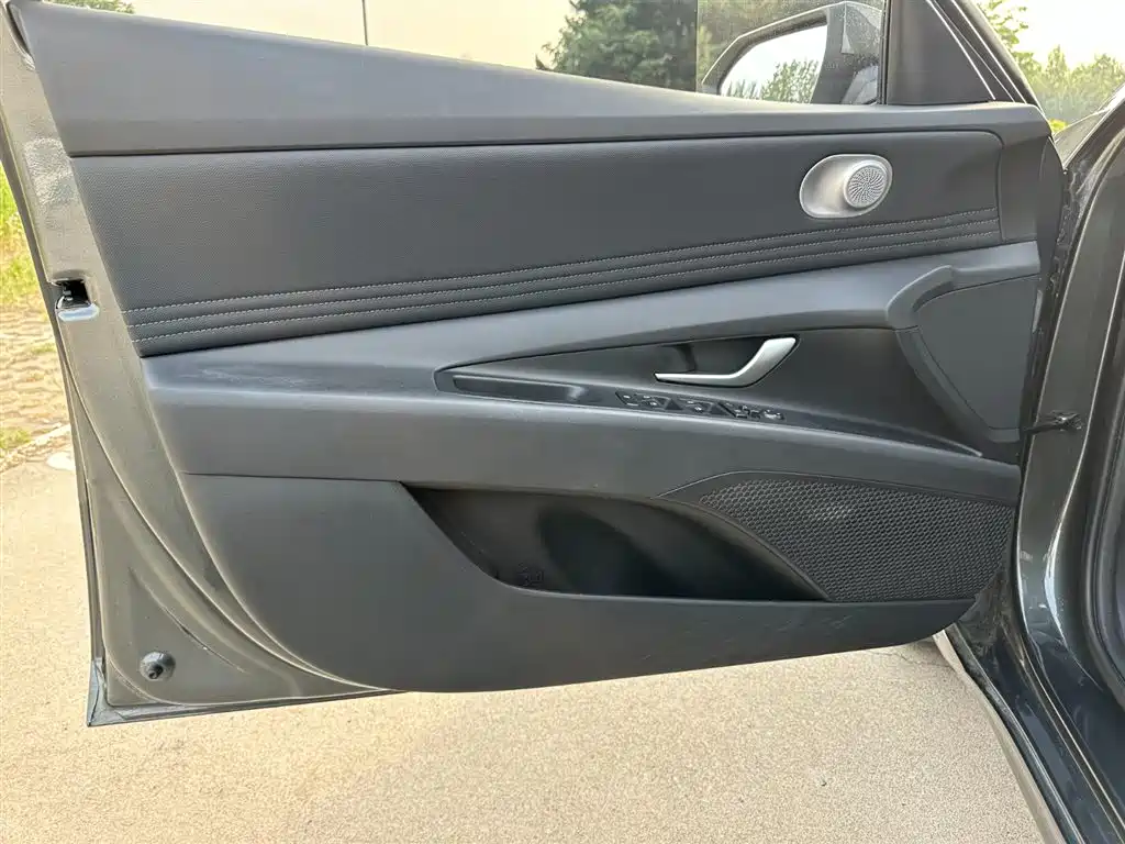 Hyundai Elantra 2023 Model 1.5L CVT LUX Premium Edition фото 12