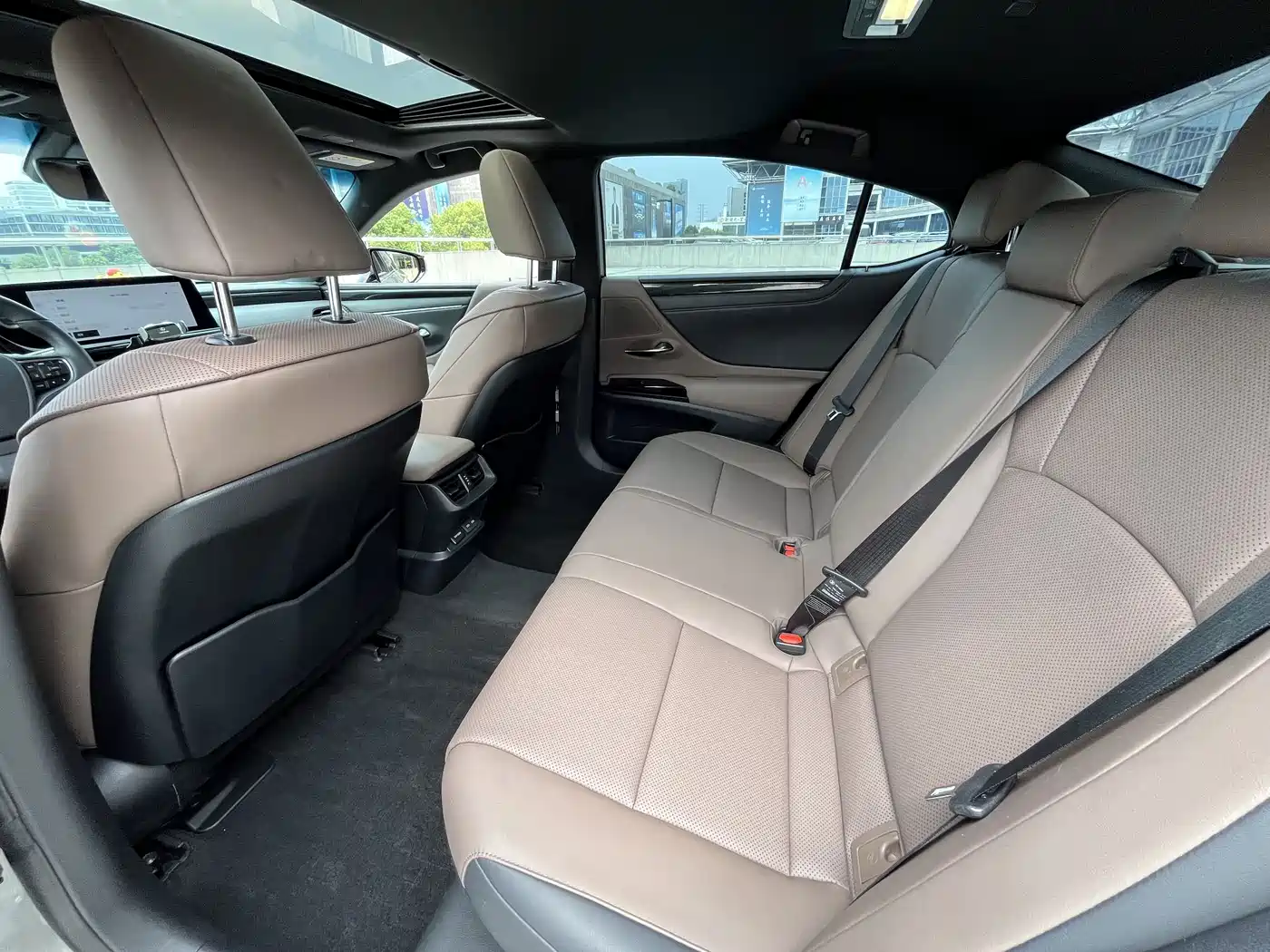 Фото 7 - Lexus ES