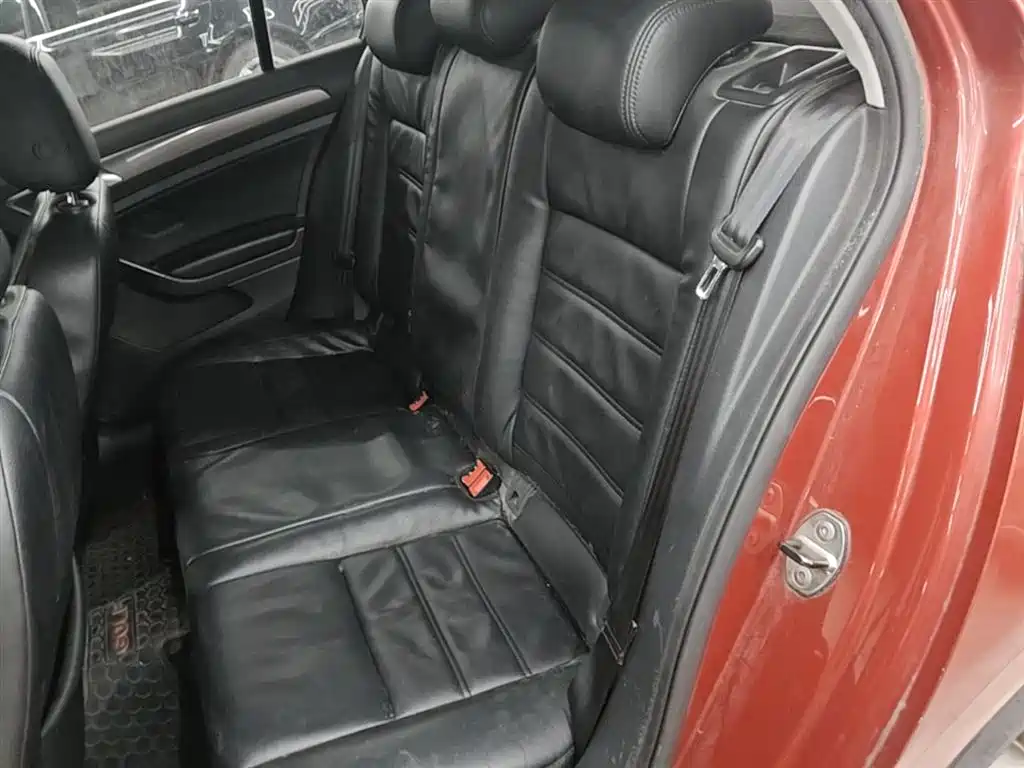 Volkswagen Golf 2014 1.6L Automatic Fashion Edition фото 24