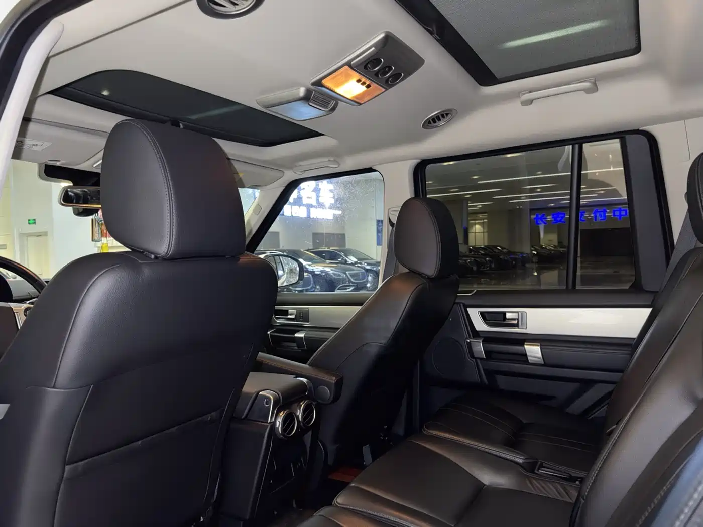 Land Rover Discovery 2016 3.0 SC Gloss Black Collector's Edition HSE фото 13