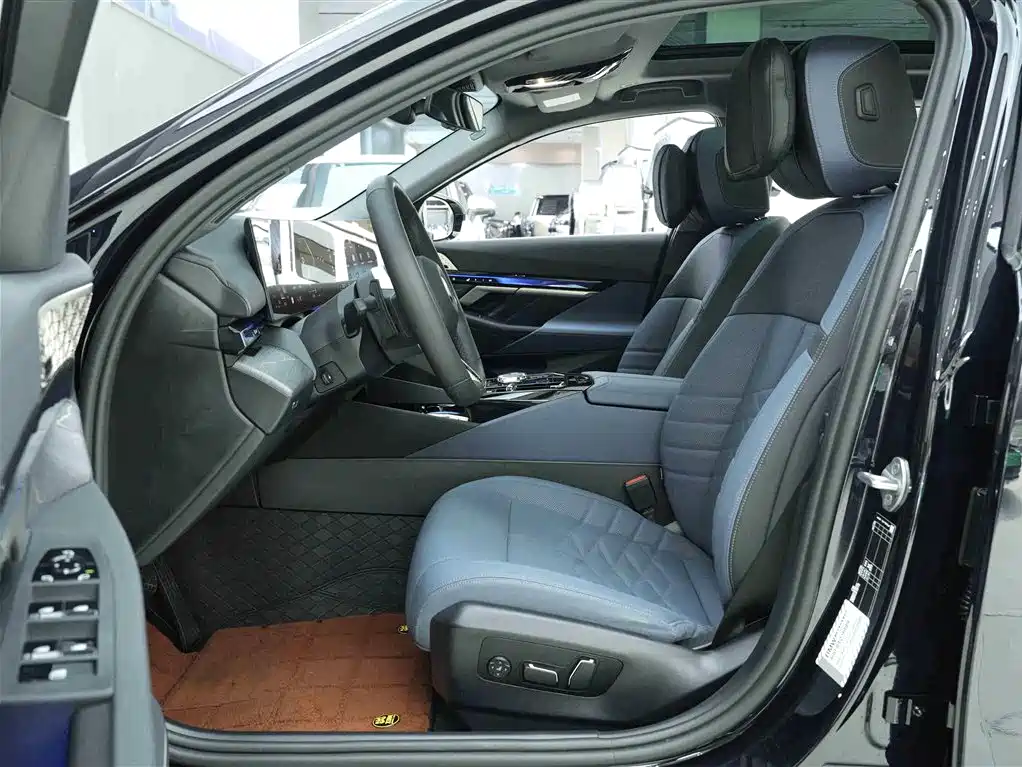 BMW 5 Series 2025 530Li Premium M Sport Package фото 11