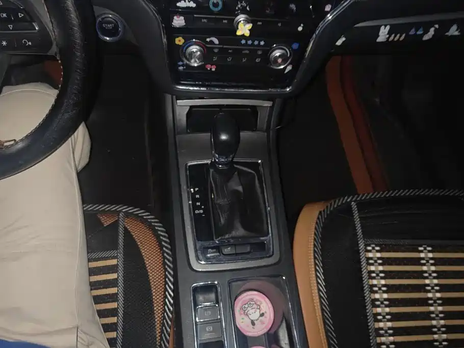 Roewe i6 2020 2020 PLUS 1.6L CVT 4G Connected Glory Luxury Edition