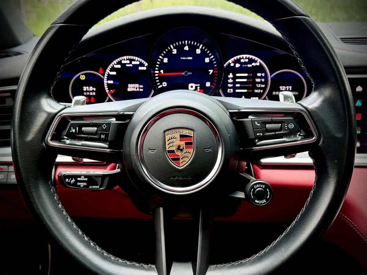 Фото 14 - Porsche Panamera