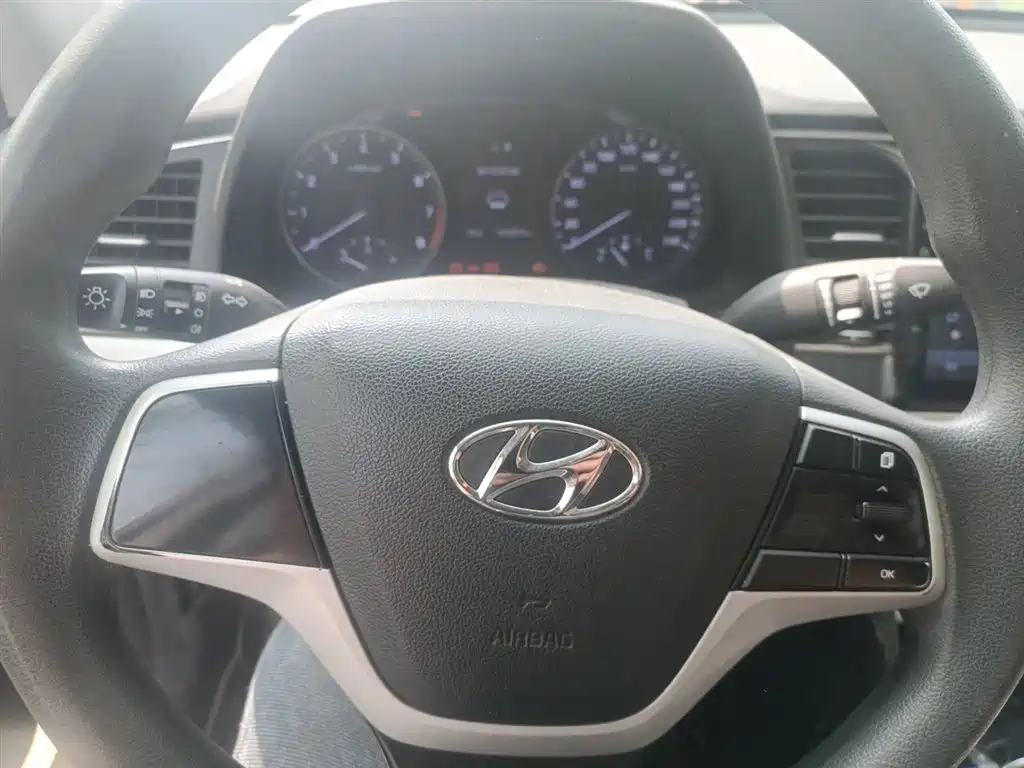 Hyundai Elantra 2016 1.6L Manual Smart·Youth Edition фото 3
