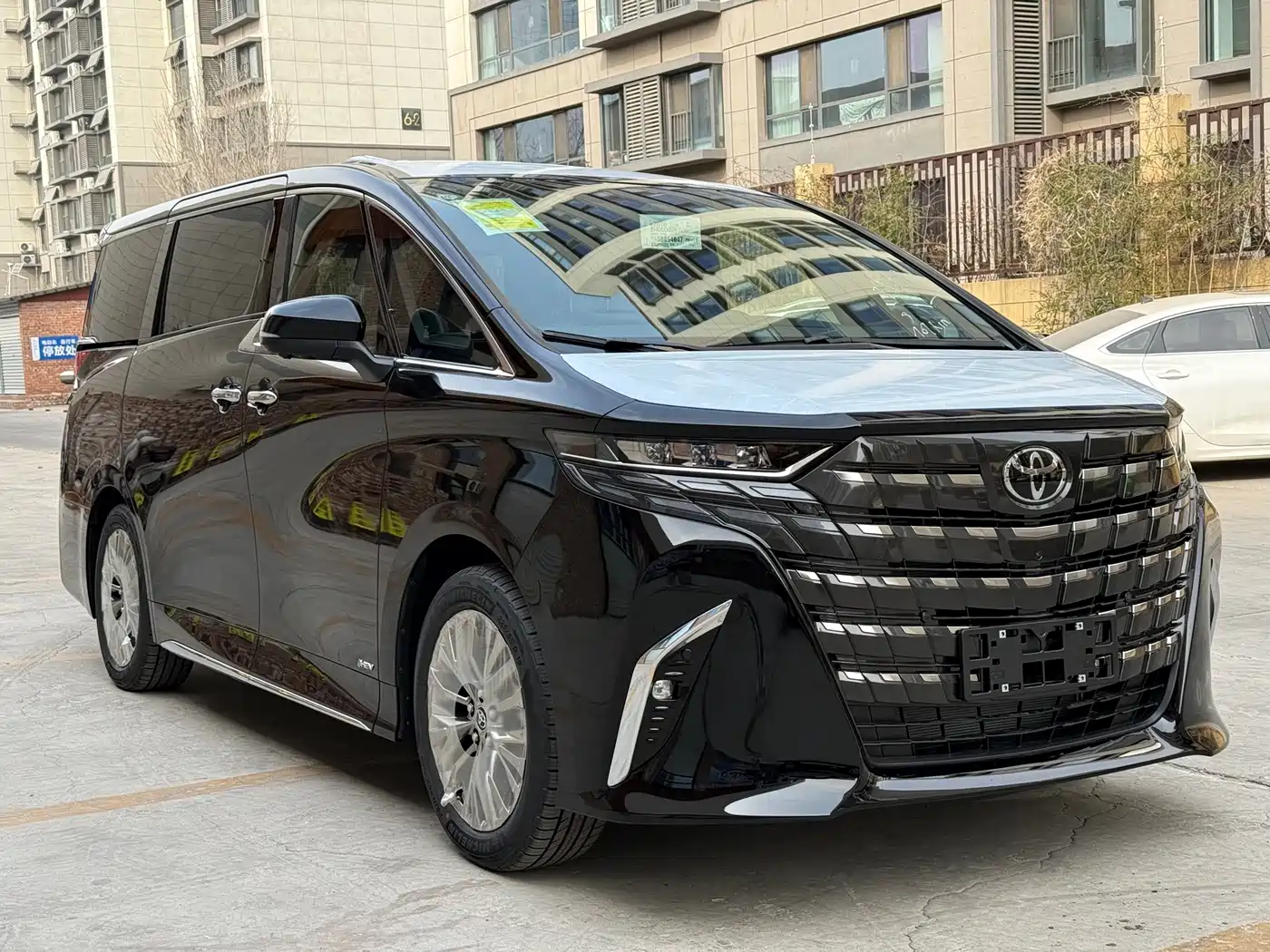 Toyota Alphard 2025 Hybrid 2.5L Ultimate Gold Edition фото 3