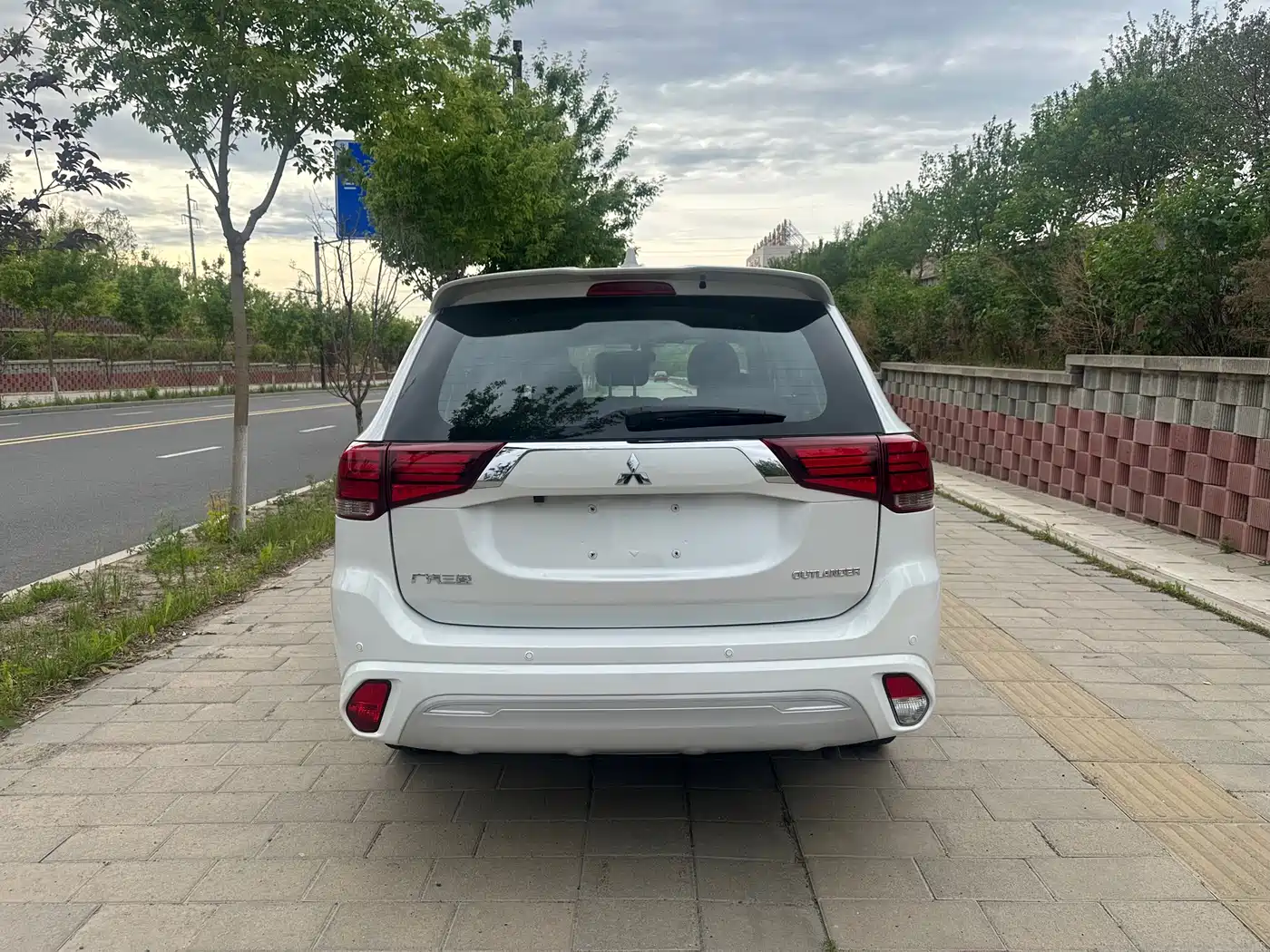 MITSUBISHI OUTLANDER