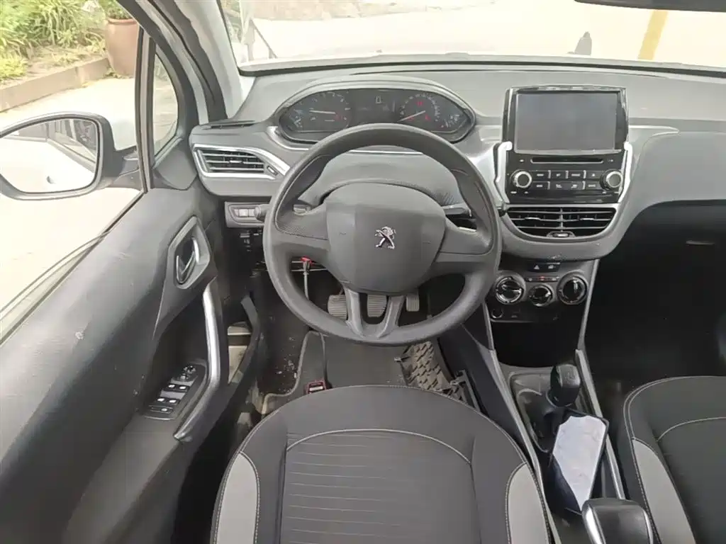 Peugeot 2008 2014 1.6L Manual Trend Edition фото 11
