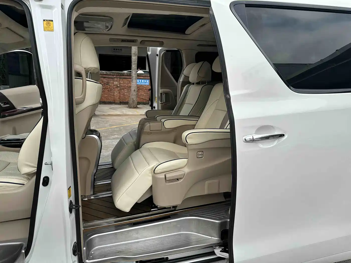 Toyota Alphard 2011 3.5L Luxury Edition фото 8