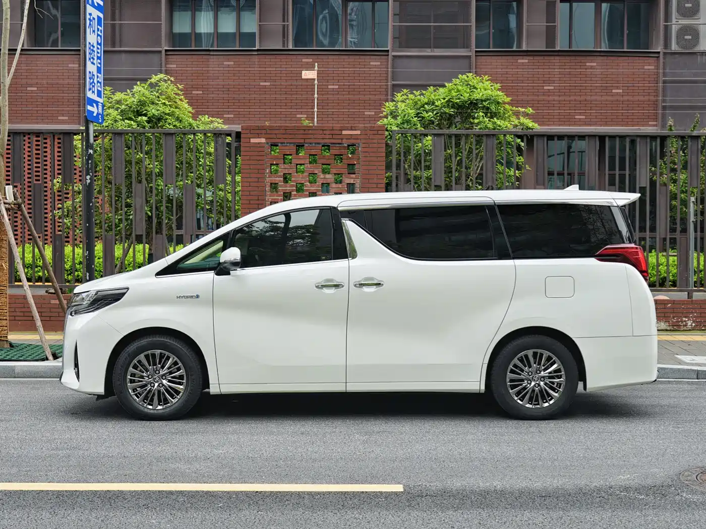 Toyota Alphard 2020 Hybrid 2.5L Luxury Edition фото 3