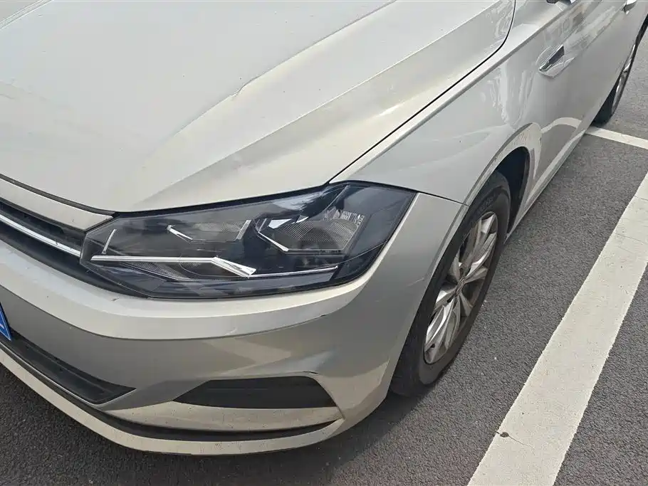 VOLKSWAGEN POLO