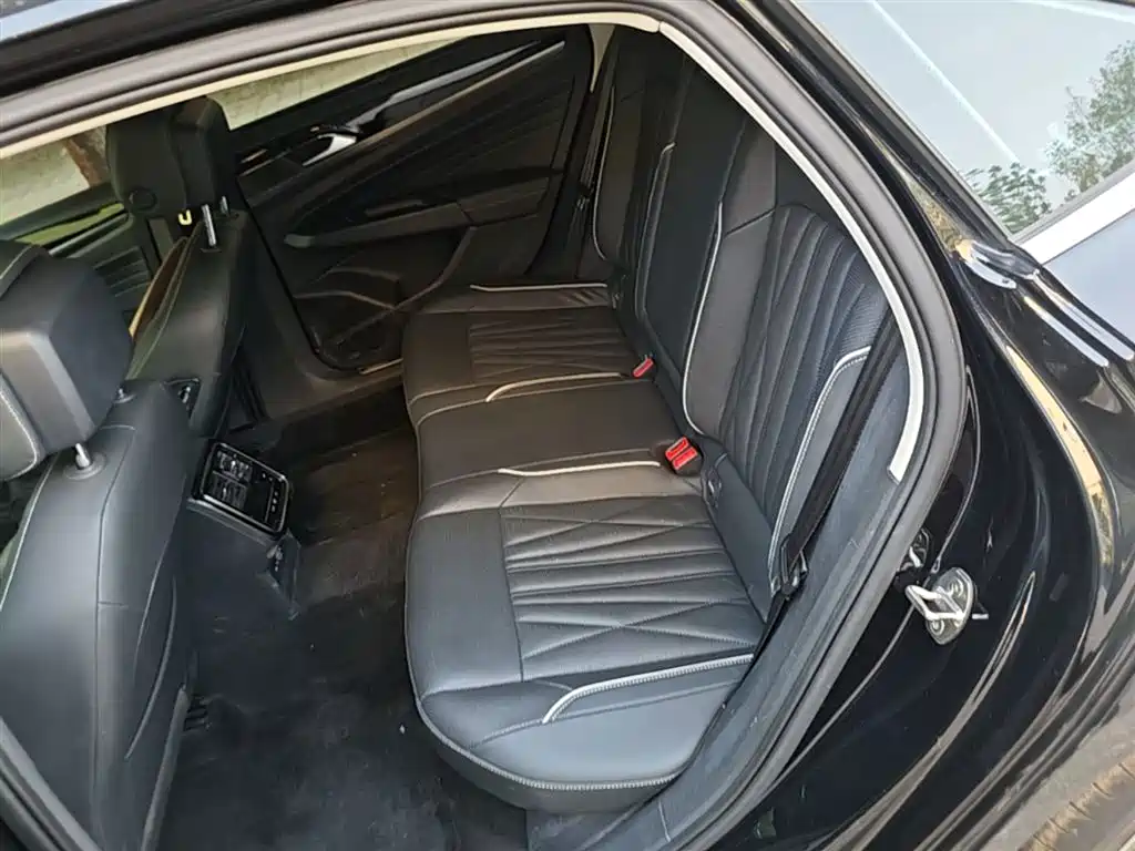 Volkswagen Passat 2023 330TSI Luxury Edition фото 17