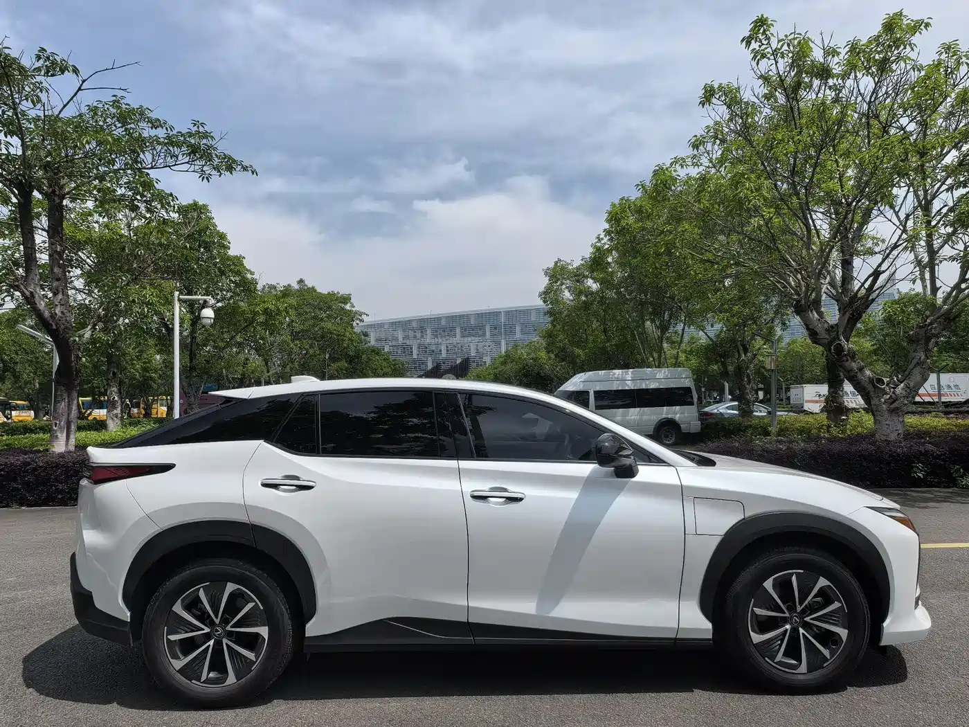 Lexus RZ 2023 450e 4WD Deluxe фото 7