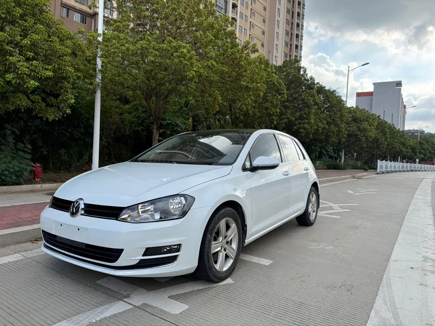 Photo 1 - Volkswagen Golf