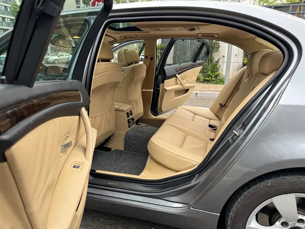 BMW 5 Series 2010 525Li Leading фото 11