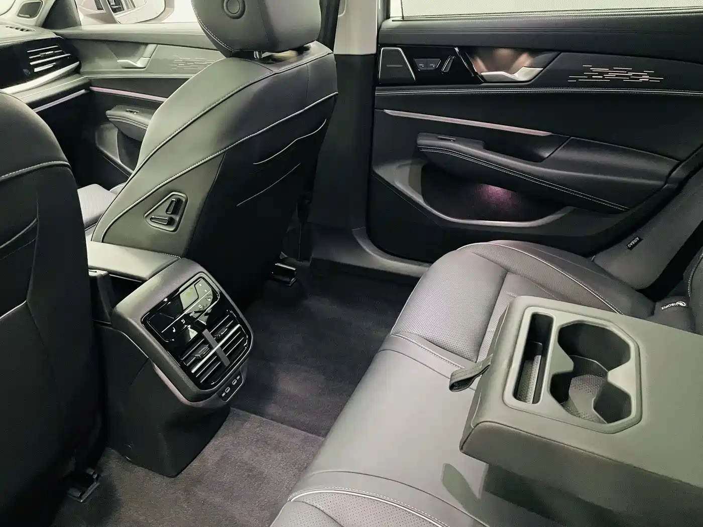 Volkswagen Passat 2025 Pro 380TSI Dragon Prestige Edition фото 12