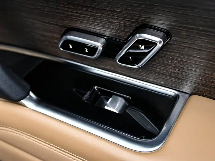 Land Rover Range Rover 2023 3.0 L6 360PS Golden Age Edition фото 27