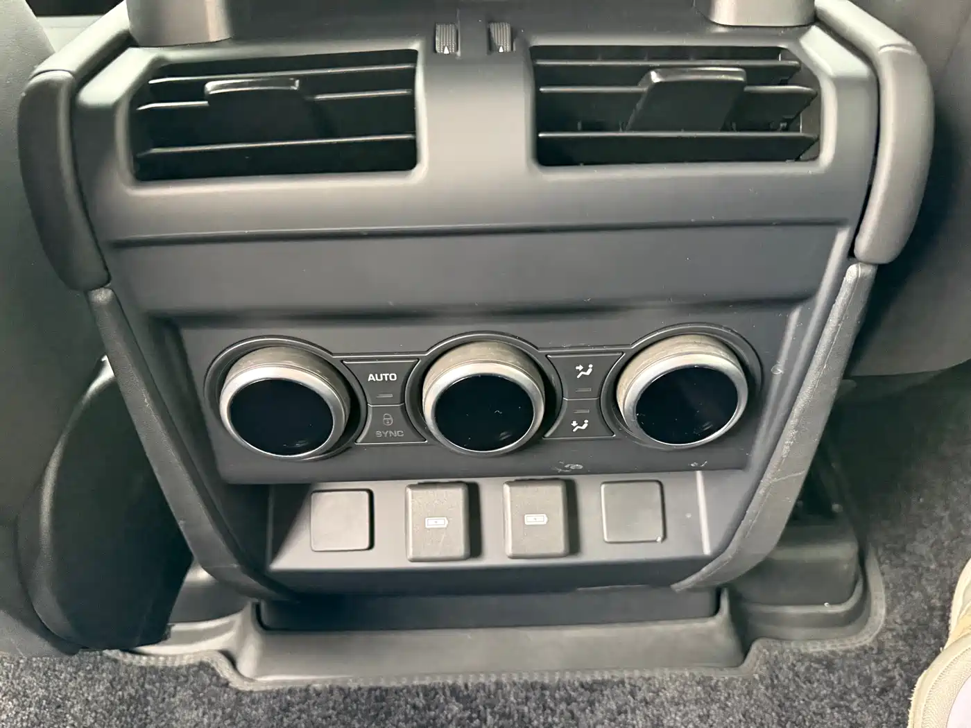 Land Rover Defender 2023 Model 110 3.0T P400 X-DYNAMIC HSE фото 13