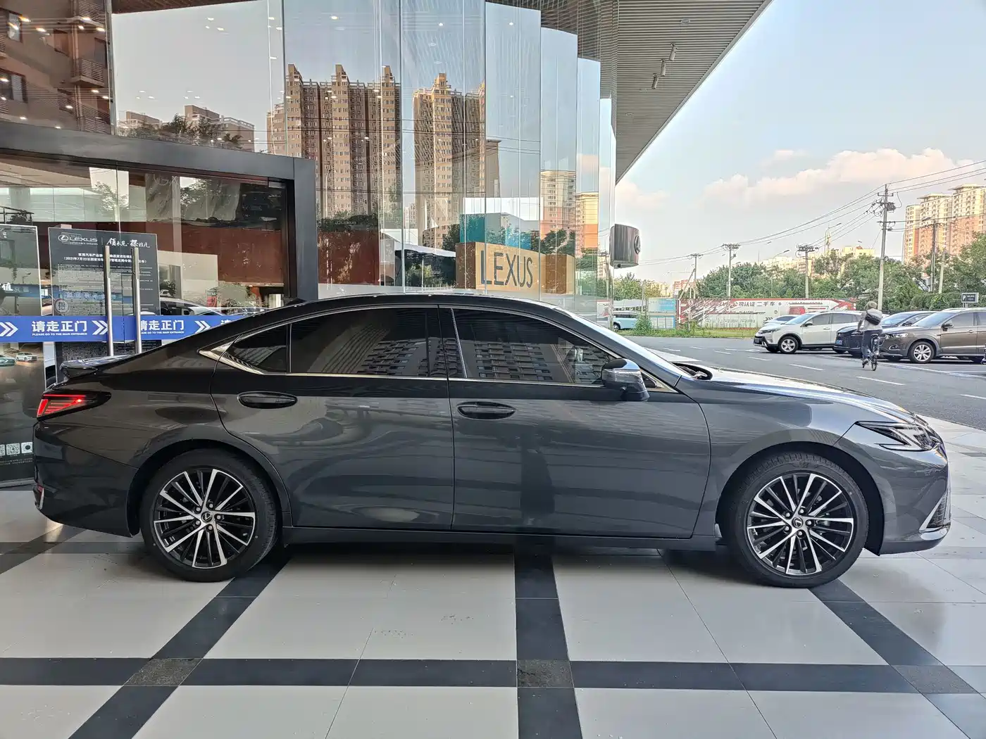Lexus ES 2025 2025 300h Ultimate Edition