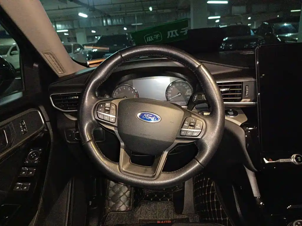 Photo 11 - Ford Explorer