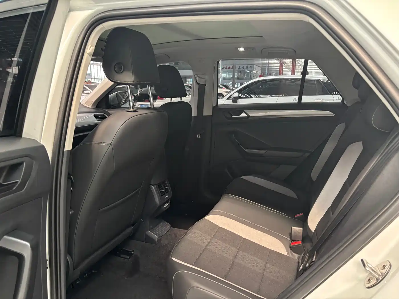 Volkswagen T-ROC 2020 230TSI DSG 2WD Progressive фото 6