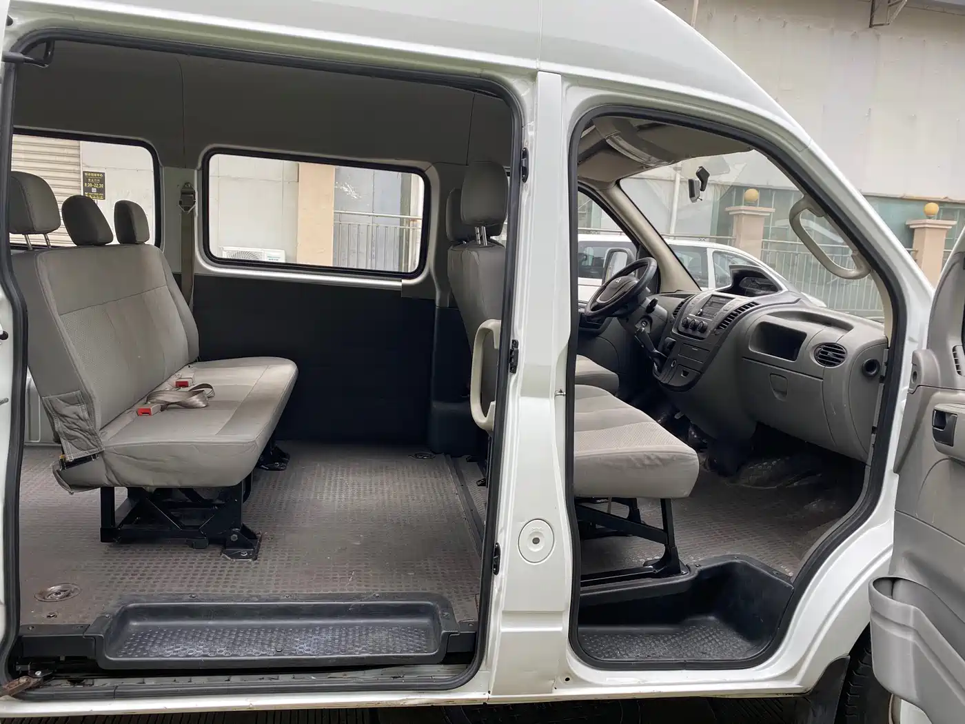 SAIC Maxus Xintu V80 2011 Model 2.5T Short Wheelbase Medium Roof Transport Elite Edition фото 12