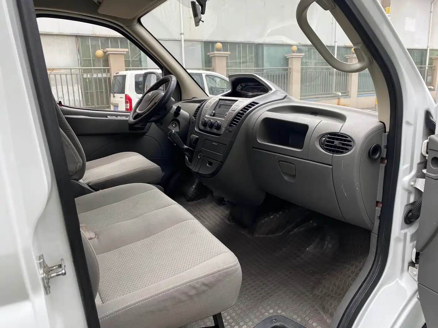 SAIC Maxus Xintu V80 2011 Model 2.5T Short Wheelbase Medium Roof Transport Elite Edition фото 16