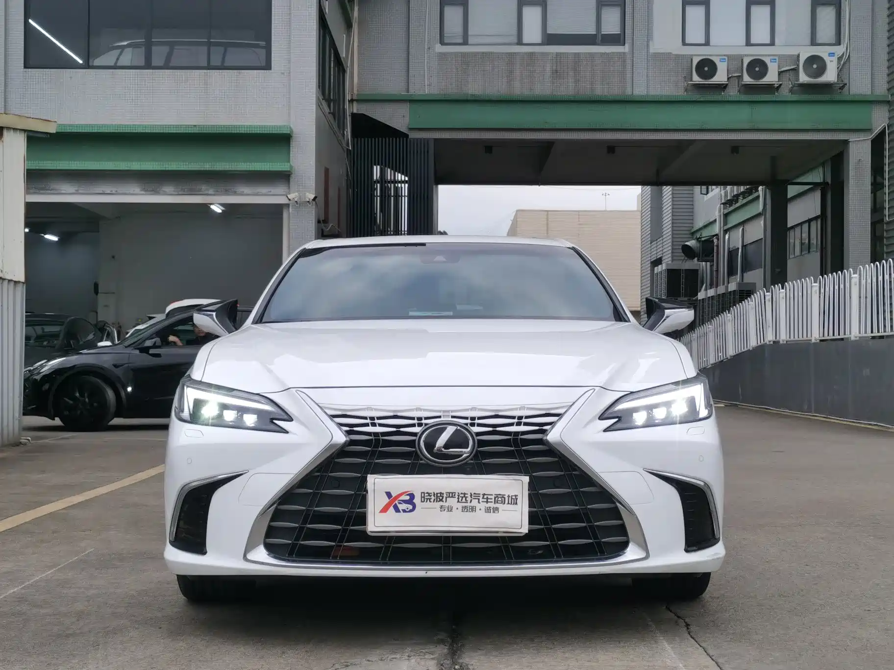Photo 2 - Lexus ES