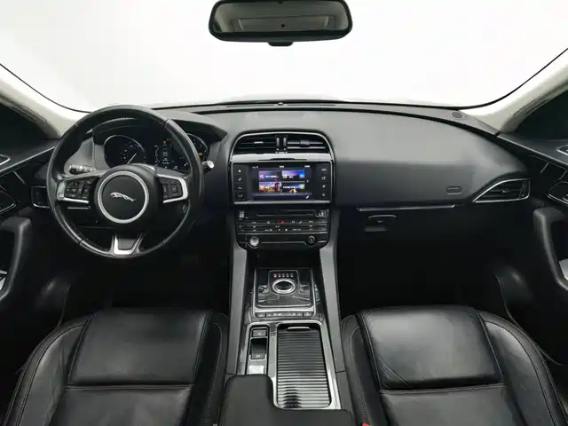 Jaguar F-PACE 2018 2.0T 4WD Urban Premium Edition — фото 5
