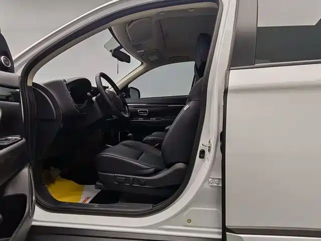 Mitsubishi Outlander 2020 2.0L 2WD Premium 5-seater фото 7