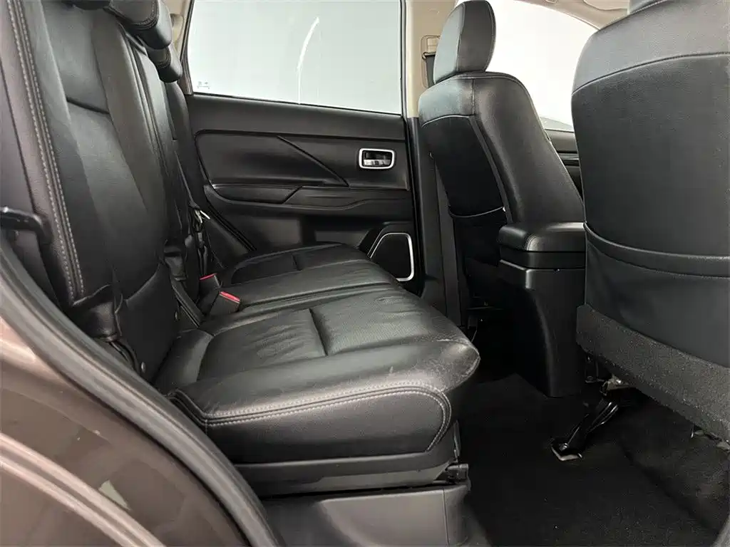 Mitsubishi Outlander 2016 2.4L 4WD Luxury Edition 7-seater фото 7