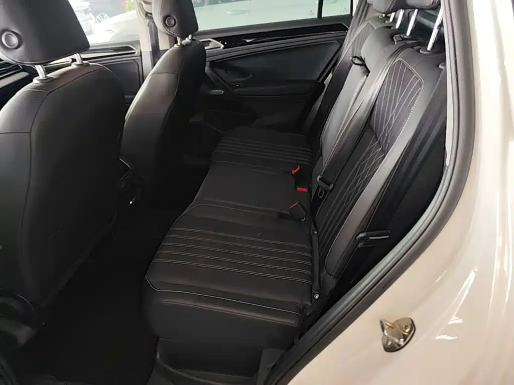 Photo 17 - Volkswagen Tiguan L