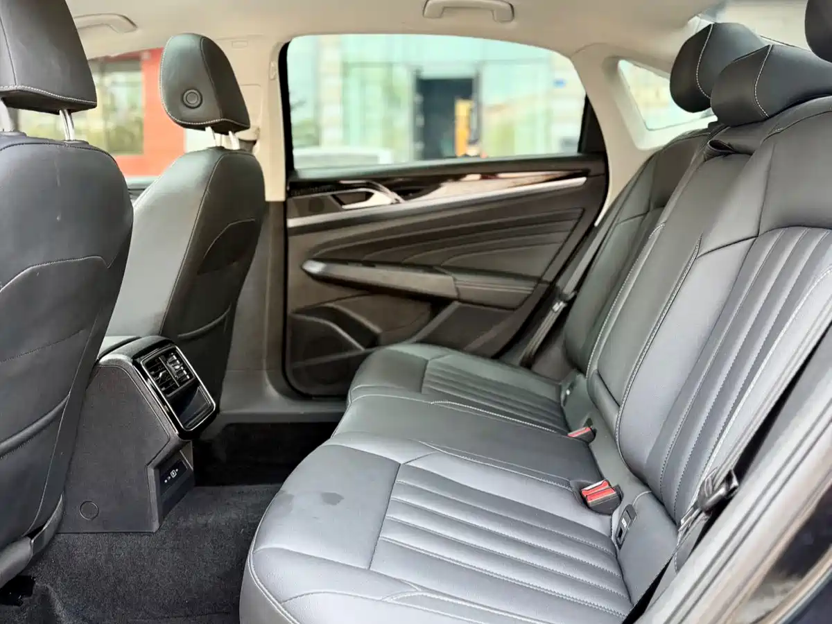 Volkswagen Passat 2022 280TSI Business Edition фото 11