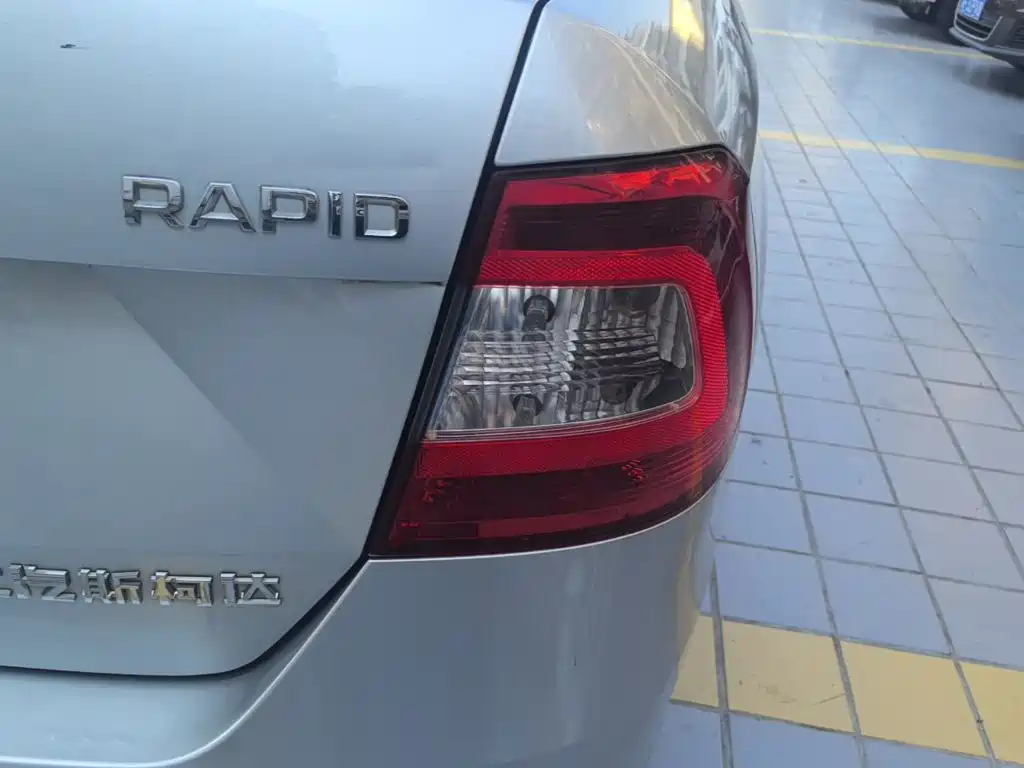 Фото 8 - Škoda Rapid