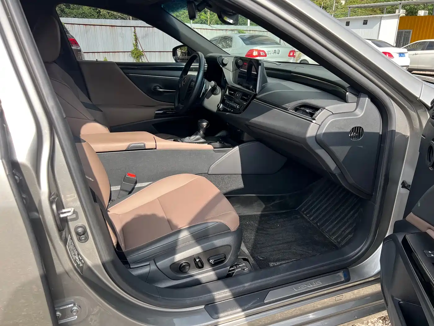 Lexus ES 2023 200 Luxury Edition фото 9