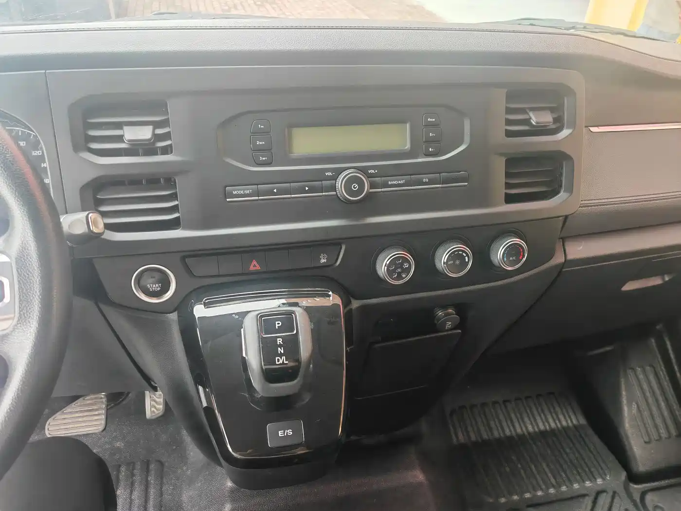 Jiangling JMC Fushun 2025 Model 2.0T 8AT Diesel Short Wheelbase Medium-High Roof Commercial Van 2/3 Seats фото 8