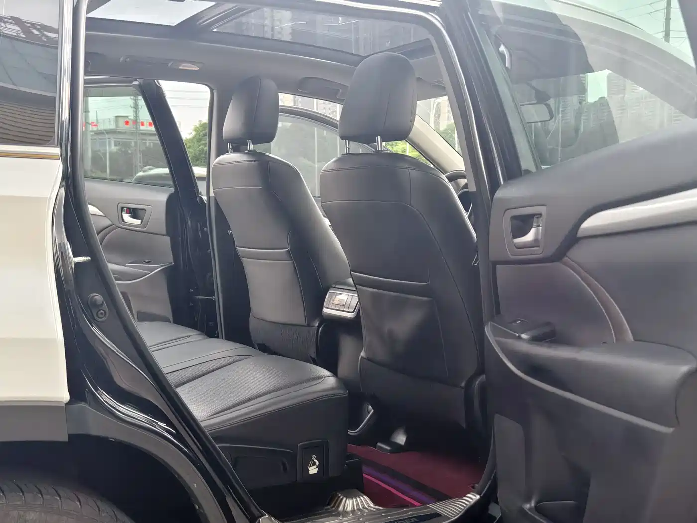 Photo 10 - Toyota Highlander