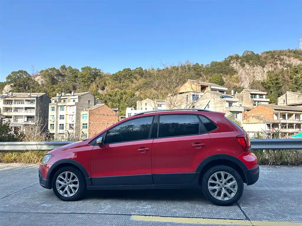 Volkswagen Polo 2016 1.6L Cross Polo Automatic фото 24