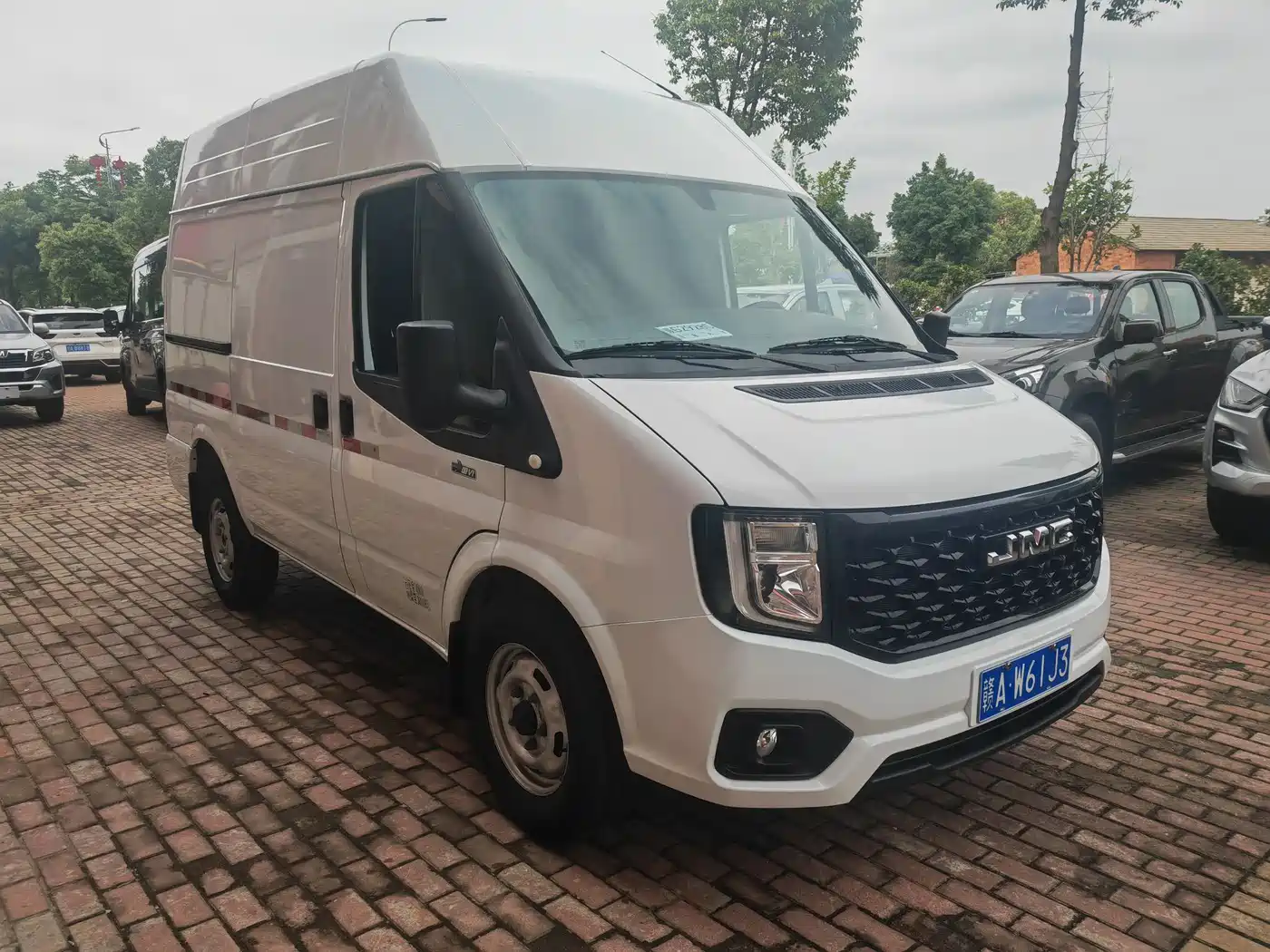 Jiangling JMC Fushun 2025 Model 2.0T 8AT Diesel Short Wheelbase Medium-High Roof Commercial Van 2/3 Seats фото 3