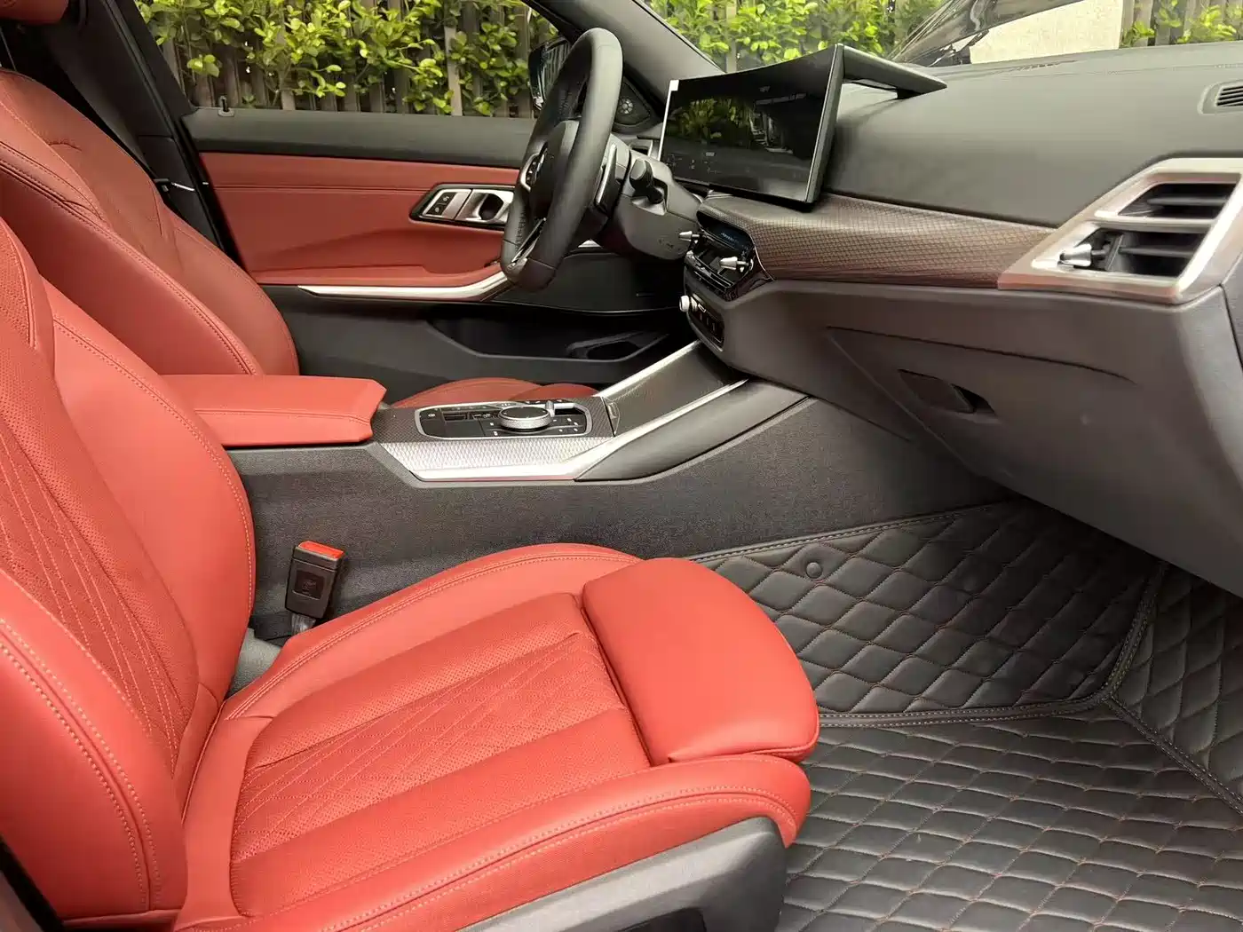 BMW 3 Series 2025 330i M Sport Night Edition фото 13