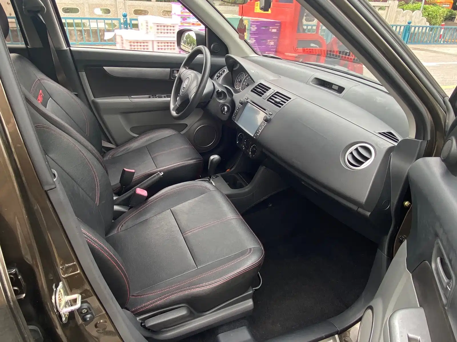 Photo 8 - Suzuki Swift