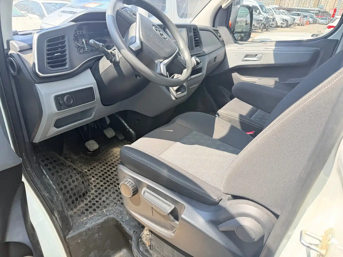 Maxus Xintu V80 2025 2025 PRO Aoyun 2.0T Manual Short Wheelbase Medium Roof 7/8/9-Seater