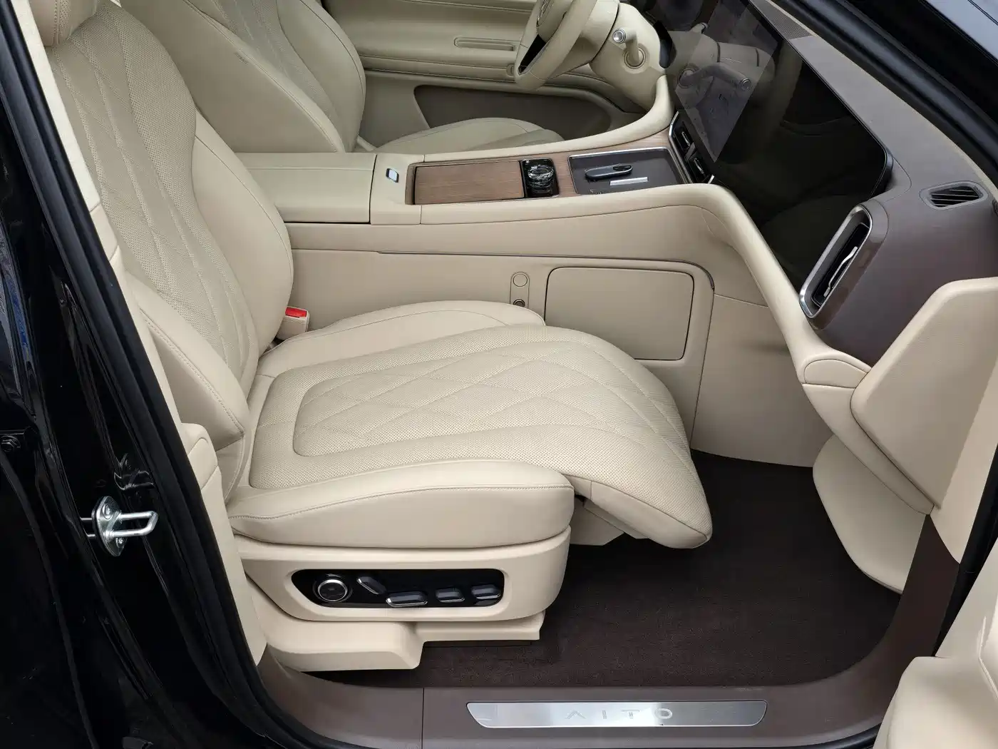 AITO Wenjie AITO M9 2024 Range Extender Max Edition 42kWh 6-seater фото 12