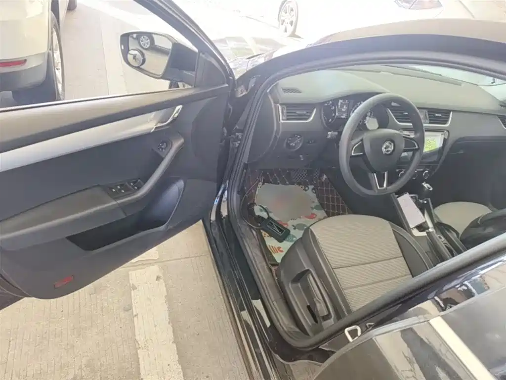 Škoda Octavia 2017 1.6L Automatic Pioneer Edition фото 16