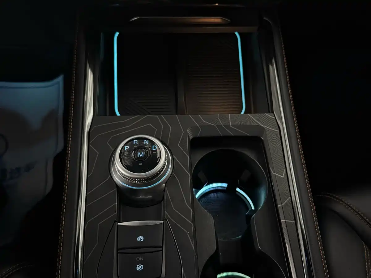 Photo 16 - Ford Explorer