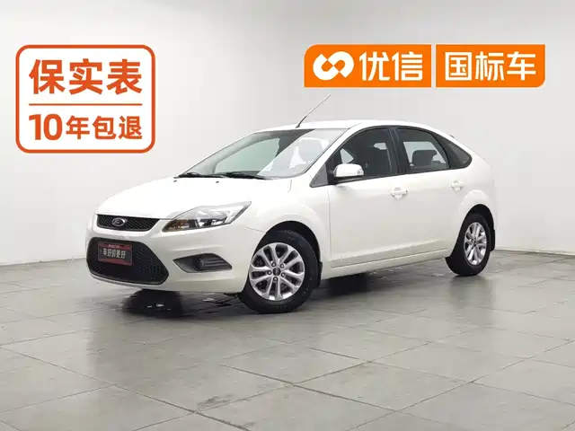 Ford Focus 2013 Hatchback Classic 1.8L Manual Base — фото 1